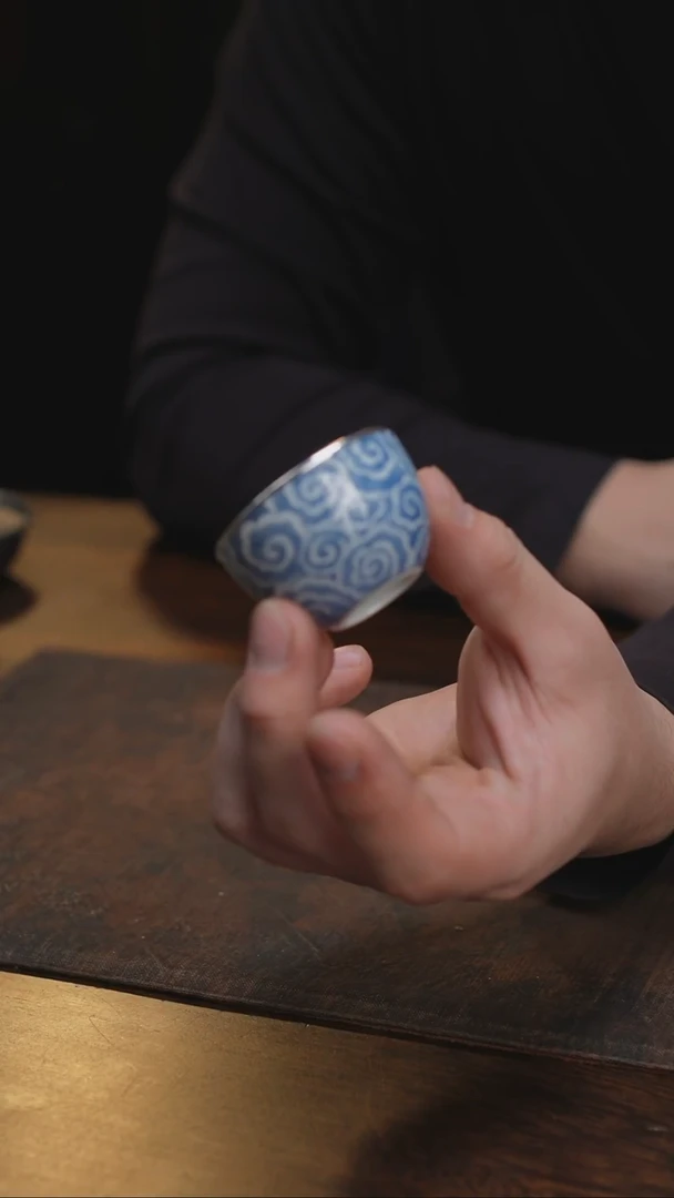 手绘青花包银团云杯