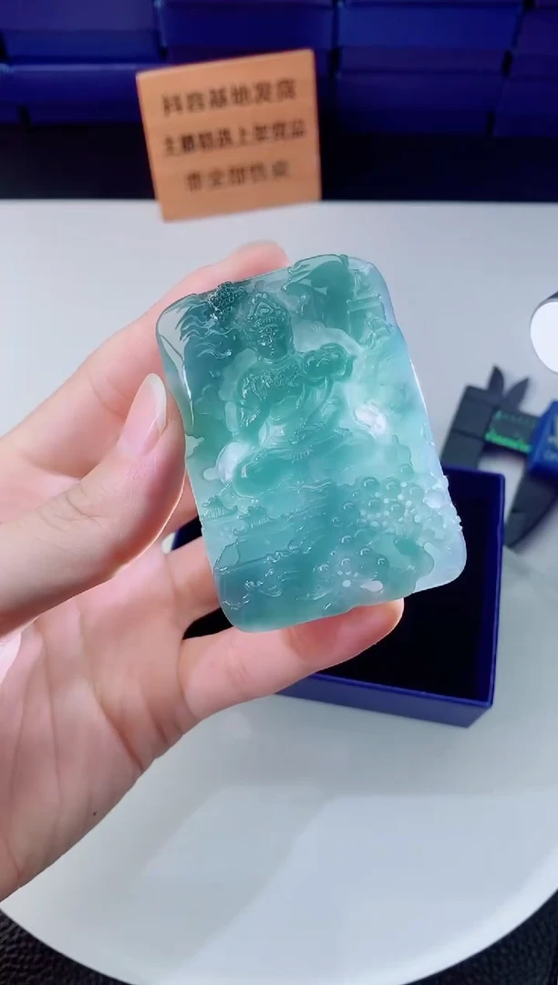 翡翠未镶嵌颈饰  `
