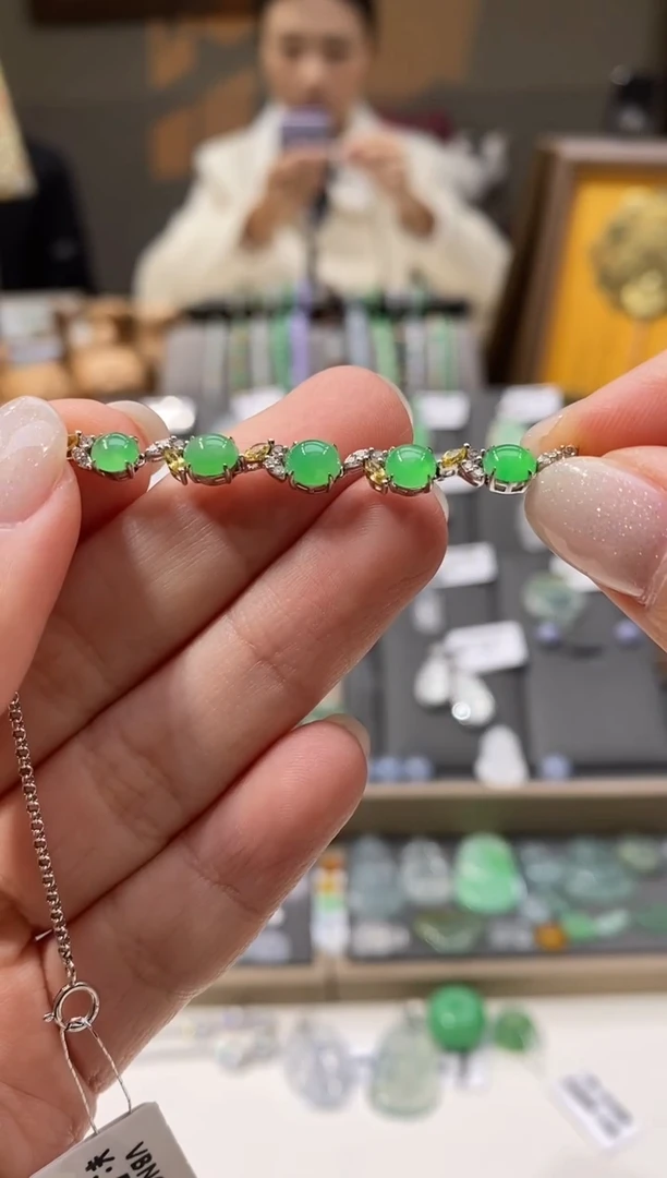 颈饰18K金镶嵌翡翠手链