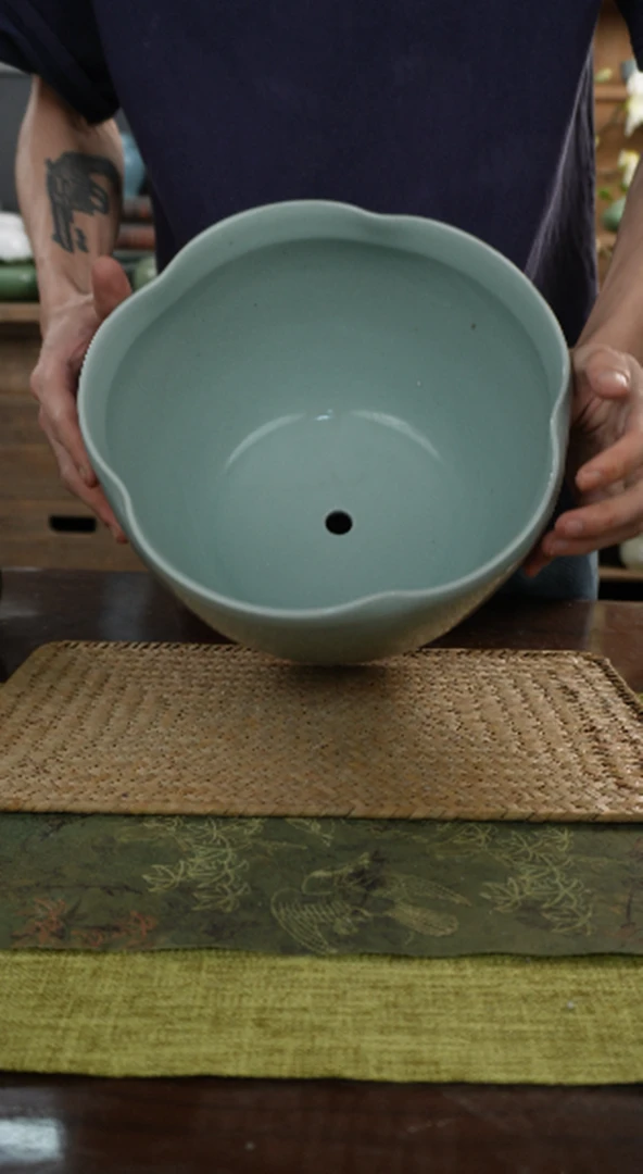 【闪购商品】五瓣花带孔全品茶渣缸大号粉青