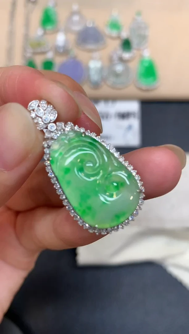 颈饰18K金镶嵌翡翠如意【无服务费