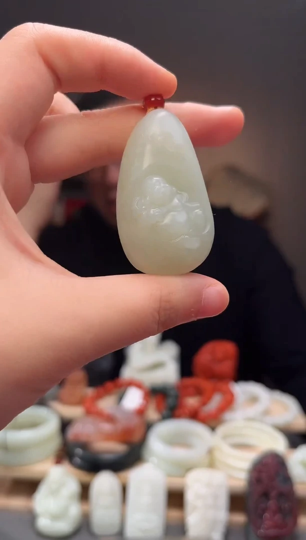 颈饰未镶嵌和田玉吊坠