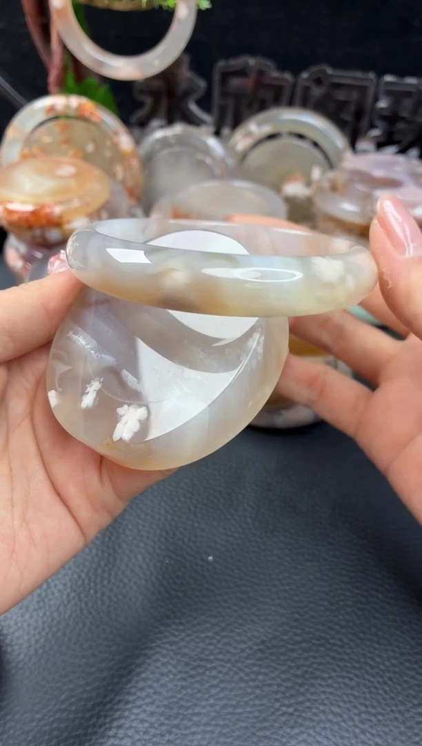 未镶嵌手镯（圆镯）石英质玉七****?67
