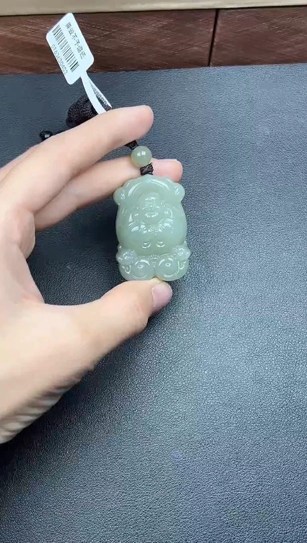 吊坠(赠链)未镶嵌和田玉且末微色差近矿吊坠J