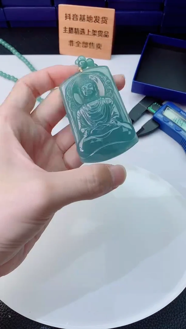 翡翠未镶嵌颈饰        ·