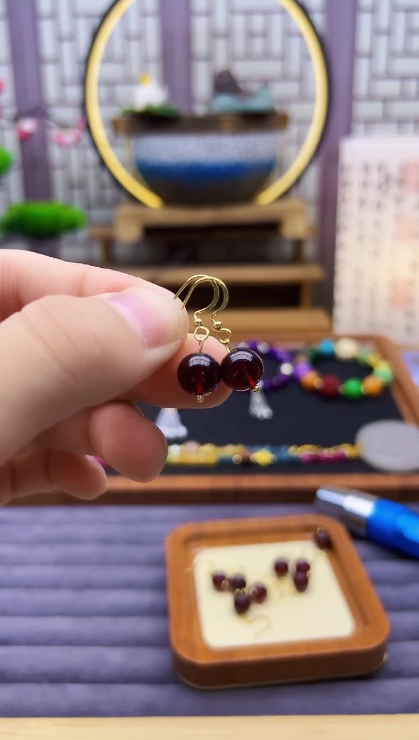 14K金镶嵌血珀耳饰E29