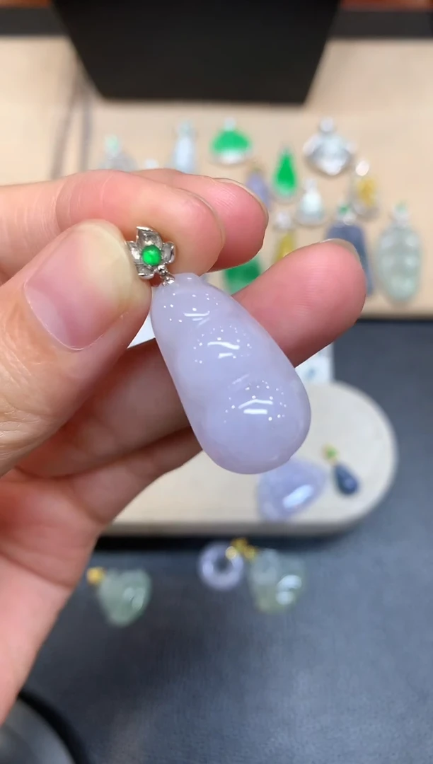 颈饰18K金镶嵌翡翠福豆【无服务费