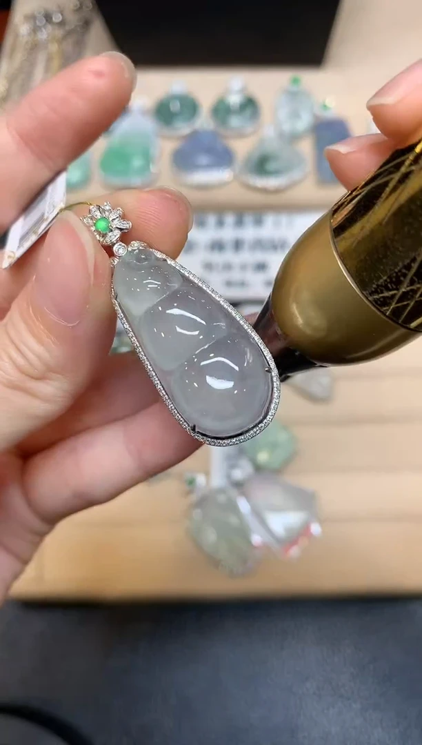 【闪购商品】翡翠颈饰18K金镶嵌福豆【无服务费