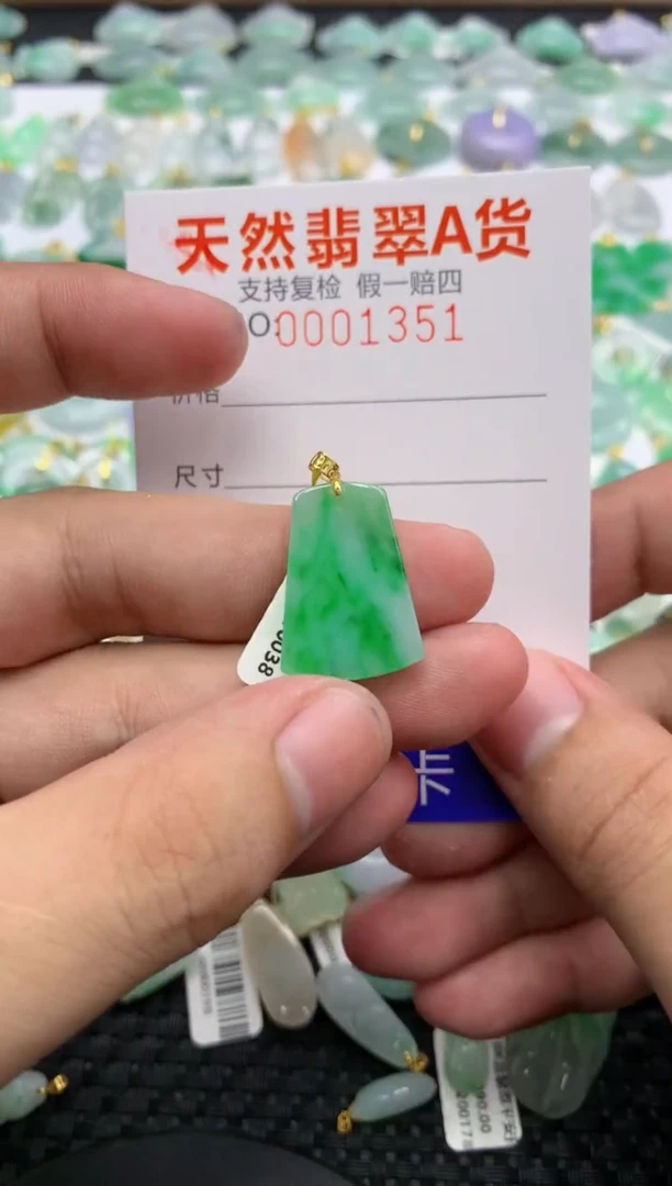 翡翠18K金镶嵌颈饰111111111111