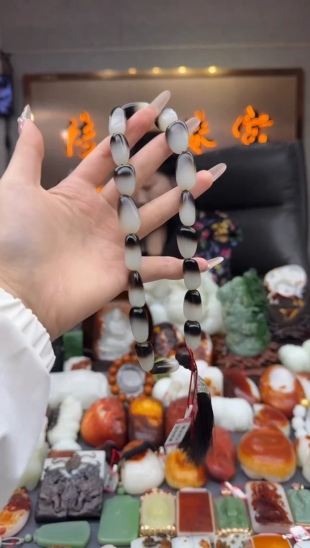 和田玉未镶嵌颈饰      xjzl