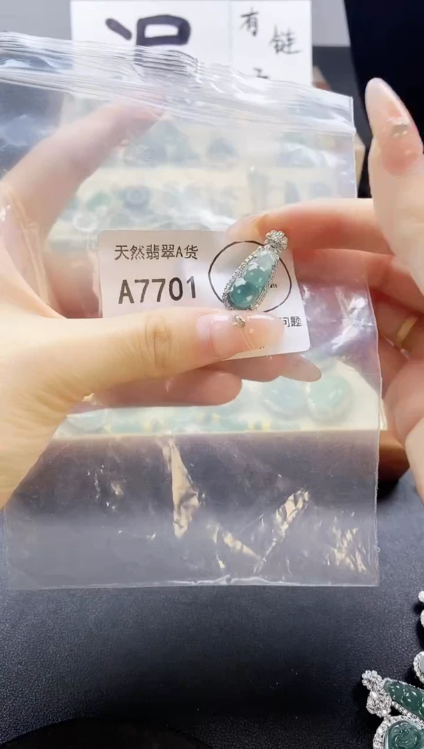 翡翠未镶嵌吊坠(赠链)天然翡翠A货