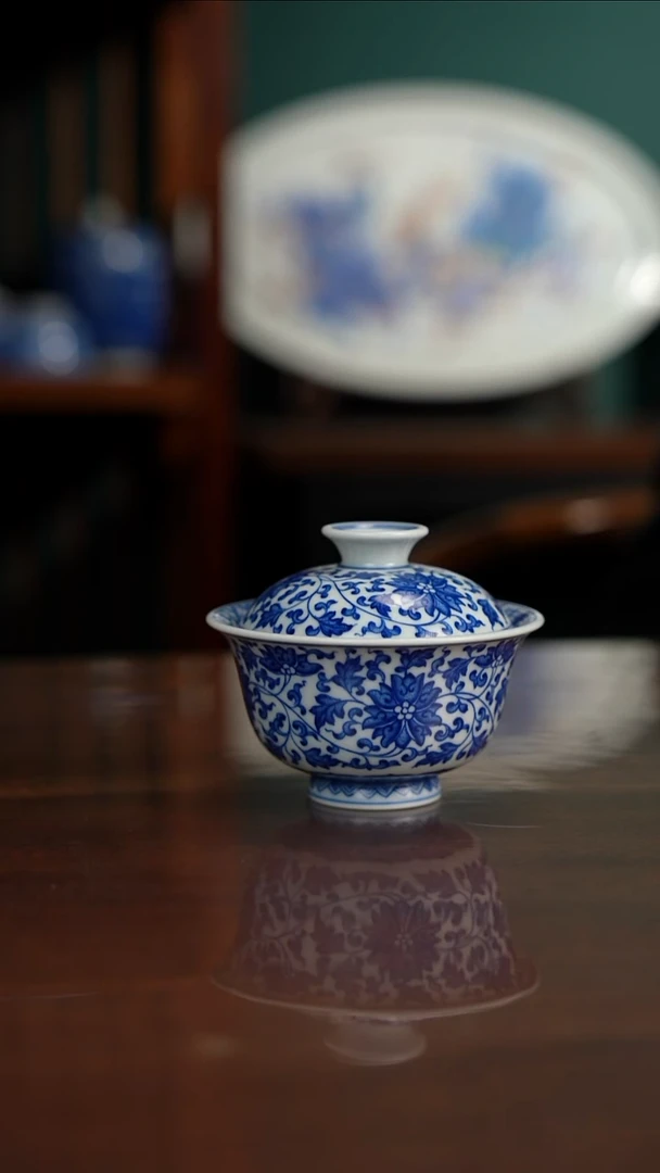 柴窑缠枝青花缠枝盖碗