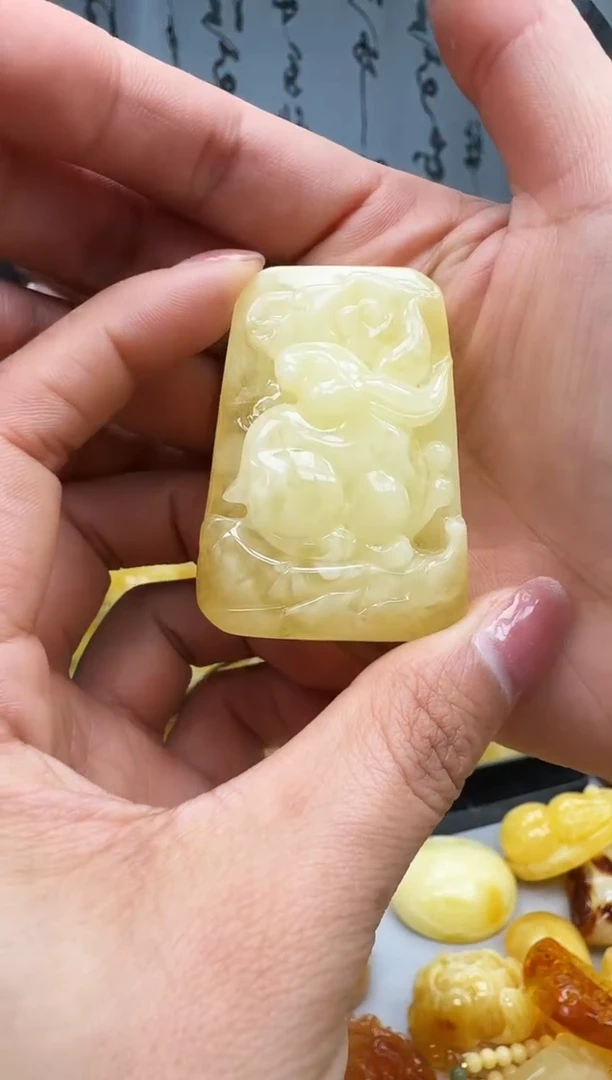 【闪购商品】琥珀裸石未镶嵌挂坠