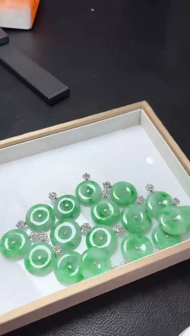 【闪购商品】翡翠颈饰18K金镶嵌YM911-10 平安扣多样性发一