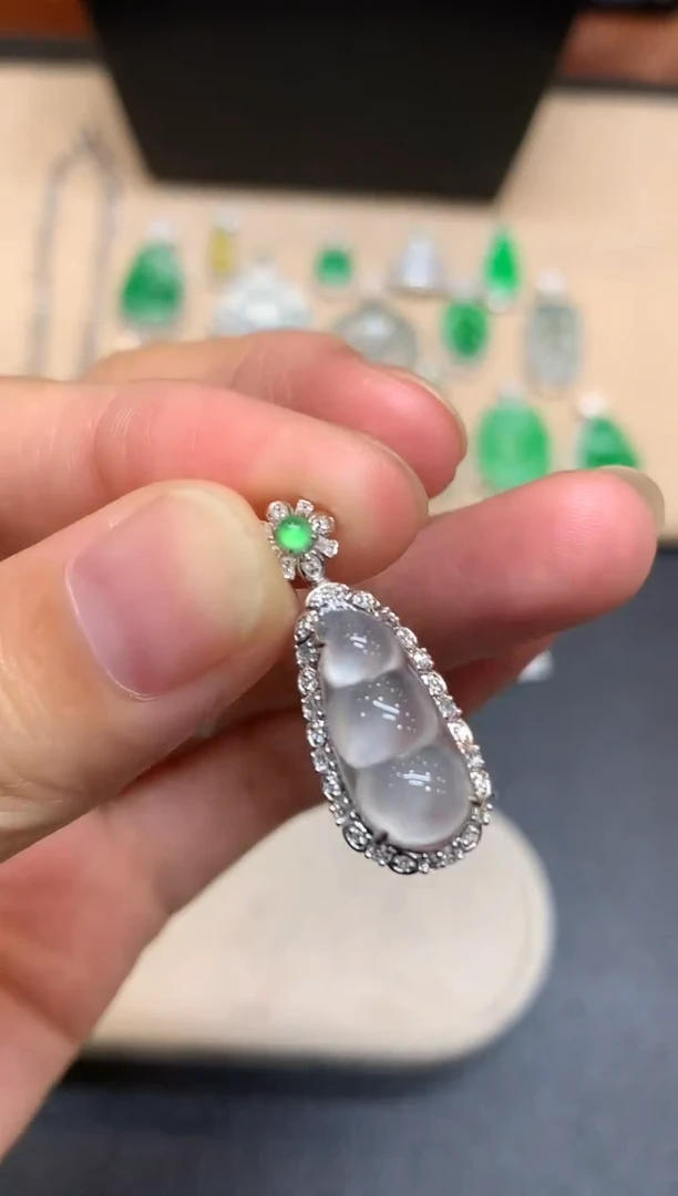 颈饰18K金镶嵌翡翠福豆【无服务费