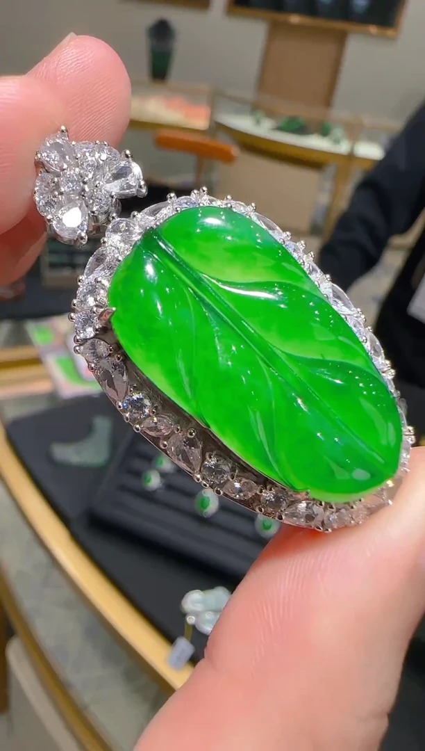 【闪购商品】翡翠吊坠(赠链)银S925镶嵌天然翡翠A货多样性发一件