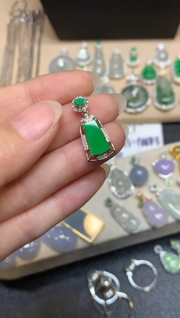 颈饰18K金镶嵌翡翠无事牌【无服务费