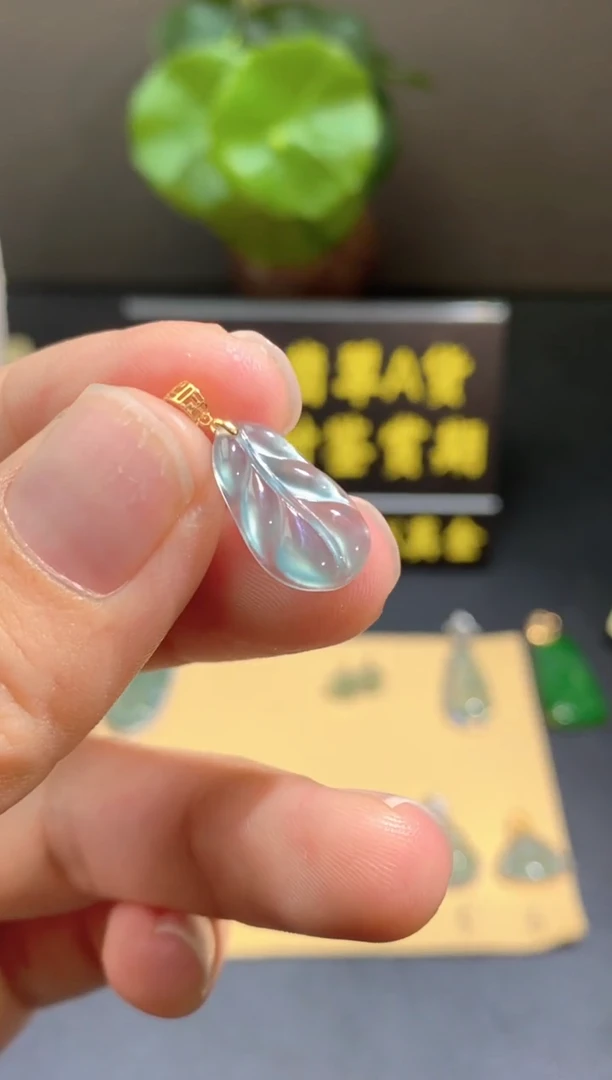 颈饰18K金镶嵌翡翠翡翠A货