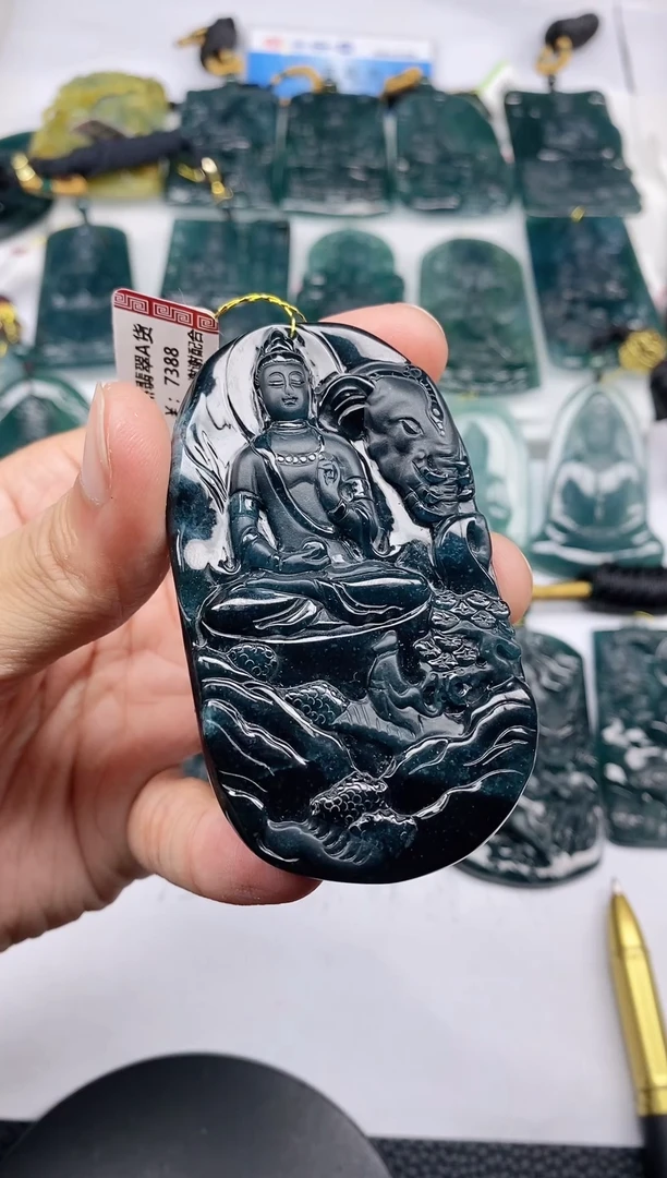 颈饰未镶嵌翡翠