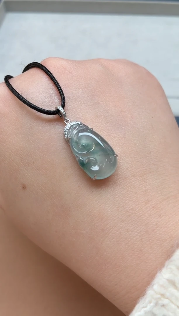 颈饰18K金镶嵌翡翠挂件