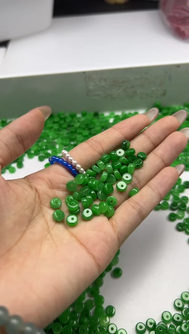 翡翠未镶嵌颈饰w1700辣绿翡算盘6*3mm*30颗