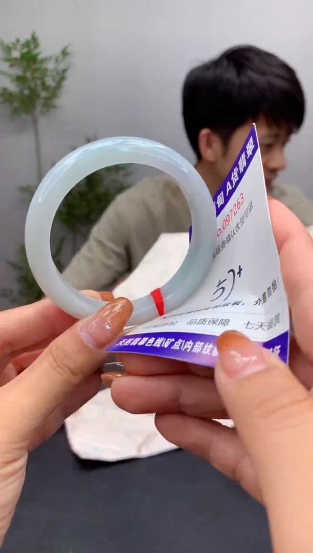 未镶嵌手镯翡翠有纹，完美者勿拍