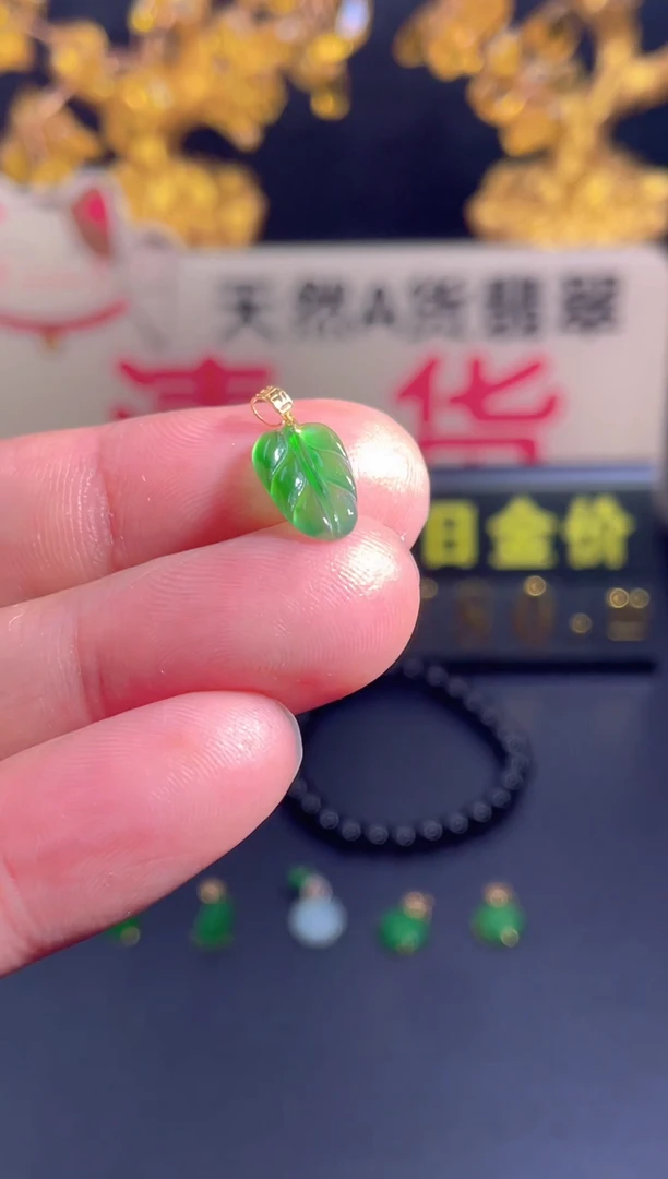 翡翠18K金镶嵌颈饰