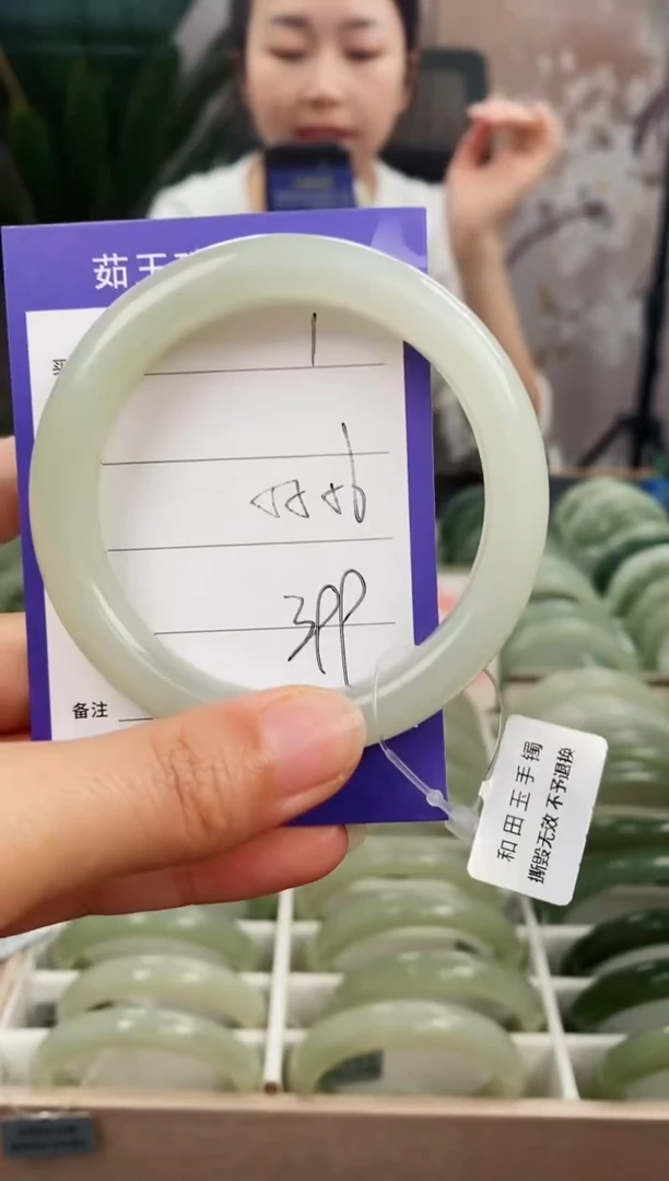 未镶嵌手镯和田玉微色差1