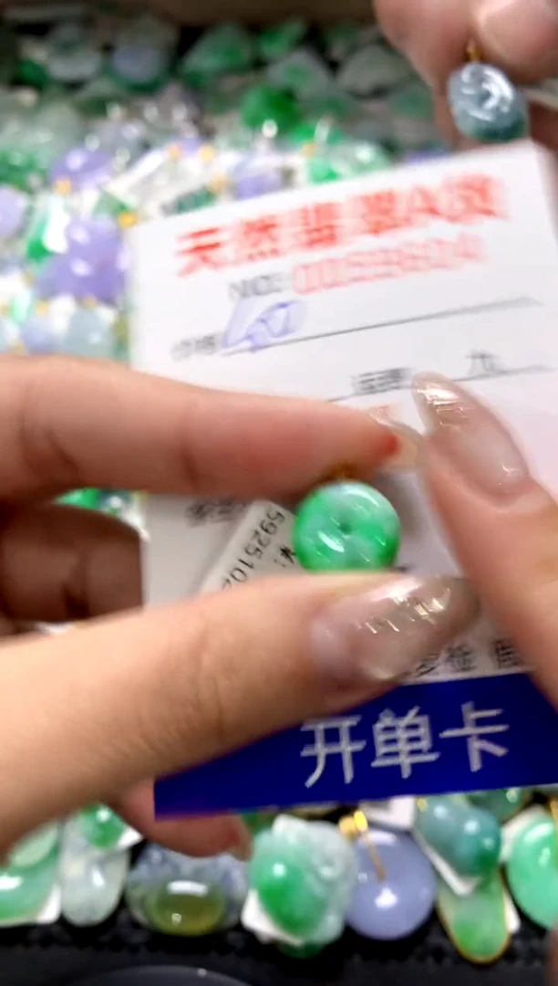 颈饰18K金镶嵌翡翠1111111111111111