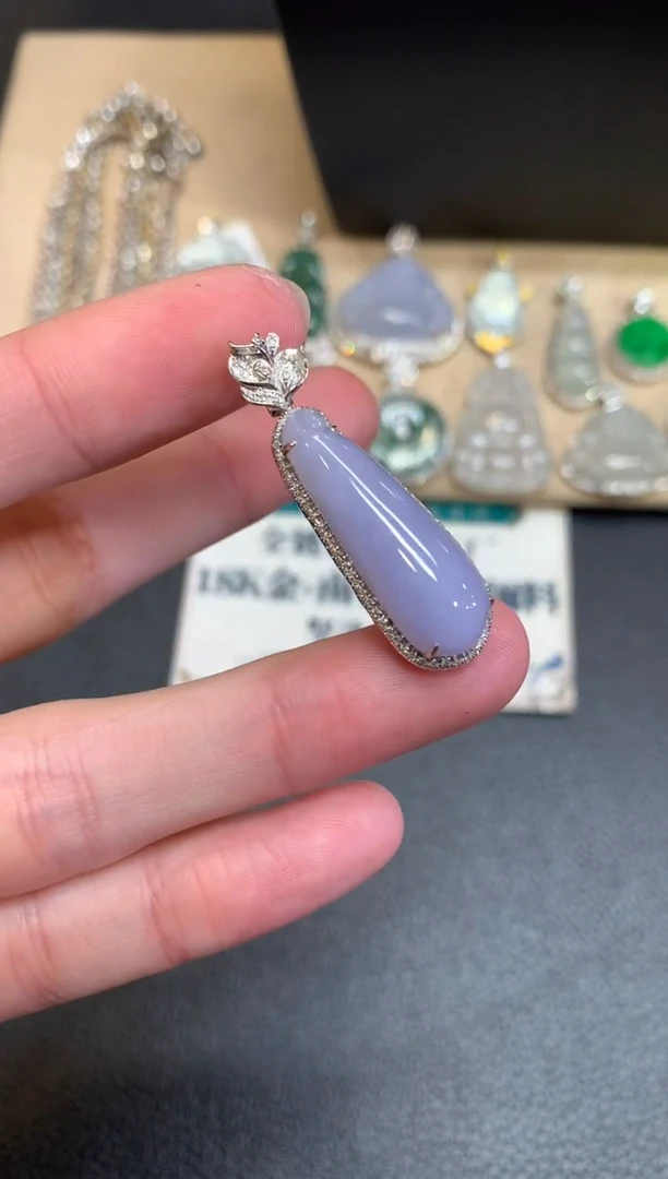 【闪购商品】翡翠颈饰18K金镶嵌福瓜【无服务费】