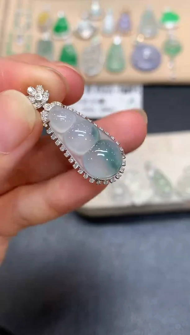 颈饰18K金镶嵌翡翠福豆【无服务费