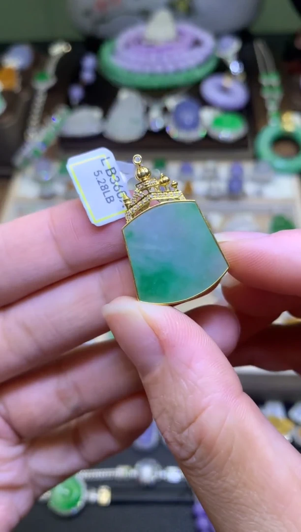 翡翠18K金镶嵌颈饰翡翠A货