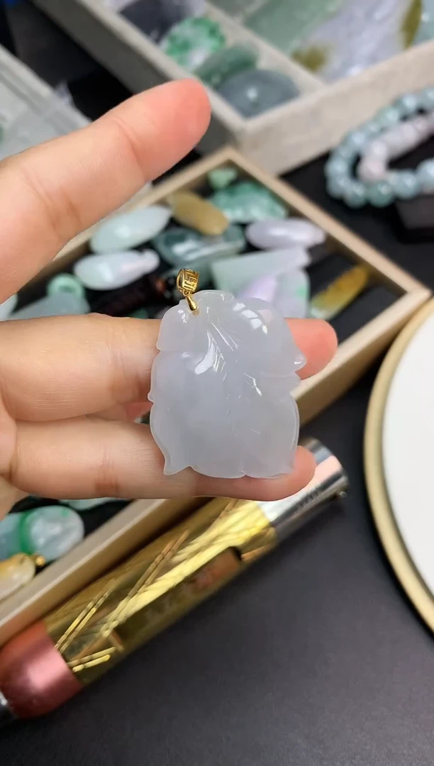 颈饰18K金镶嵌翡翠吊坠
