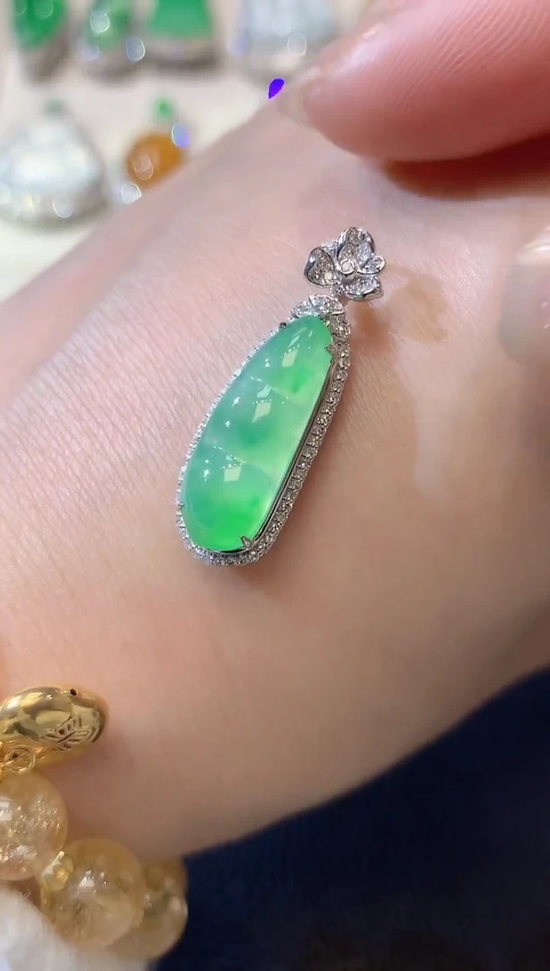 【闪购商品】翡翠吊坠(不含链)18K金镶嵌A34翡翠