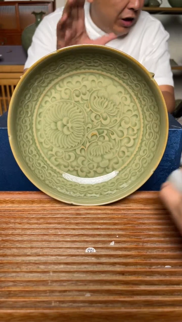 其他橄榄绿缠枝菊纹葵口盘   微瑕