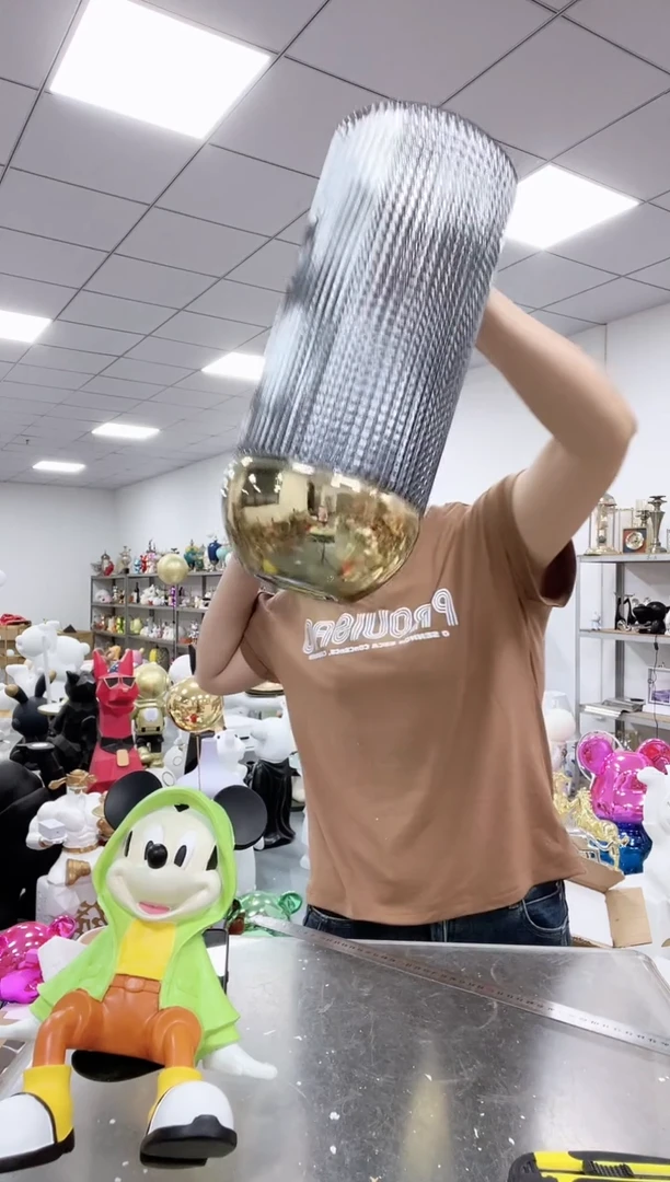 悦美圆形金底花瓶