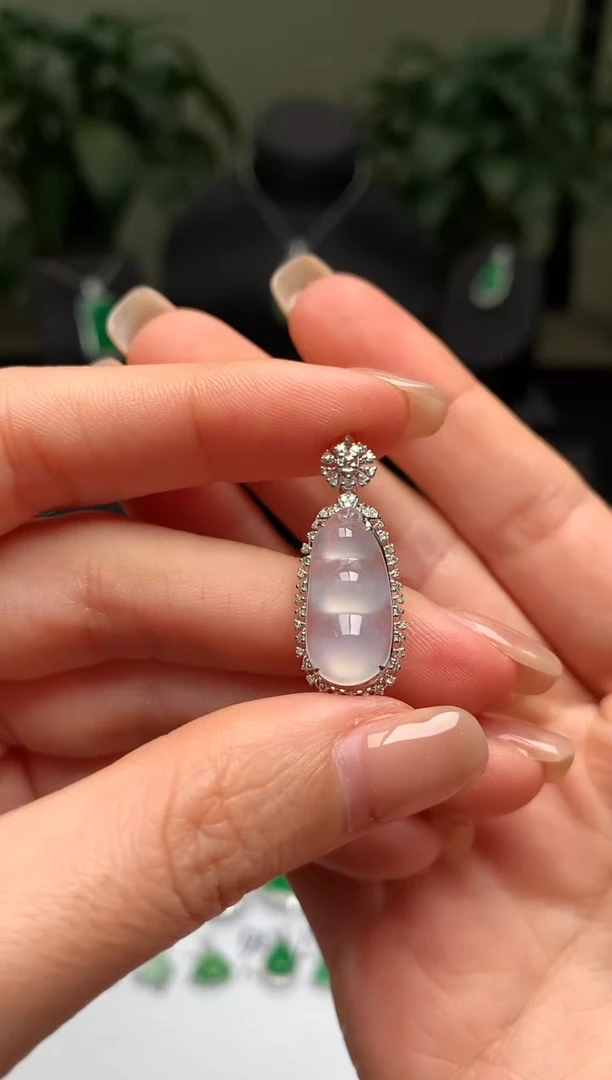 颈饰18K金镶嵌翡翠福豆