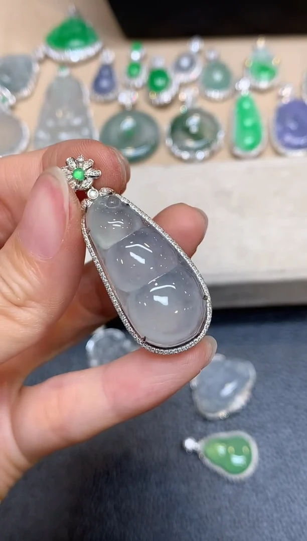 颈饰18K金镶嵌翡翠福豆【无服务费