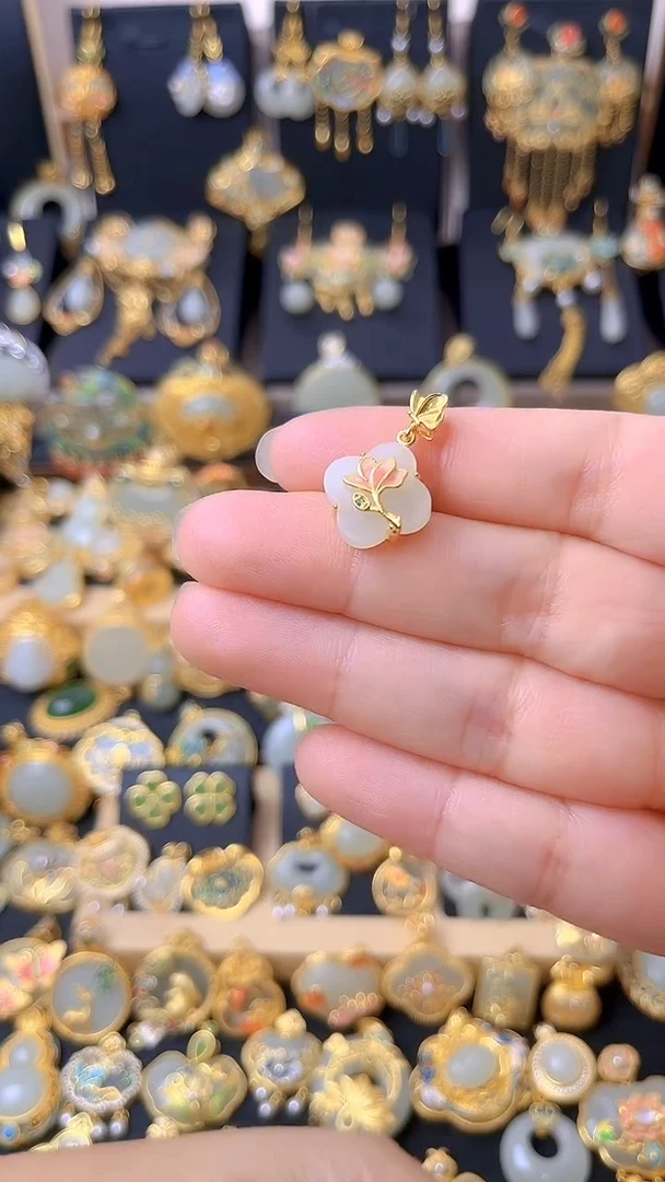 颈饰银S925镀金镶嵌和田玉蝶恋花荷花四叶草吊坠