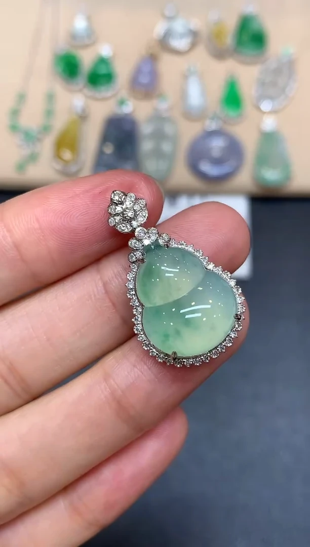 颈饰18K金镶嵌翡翠葫芦【无服务费