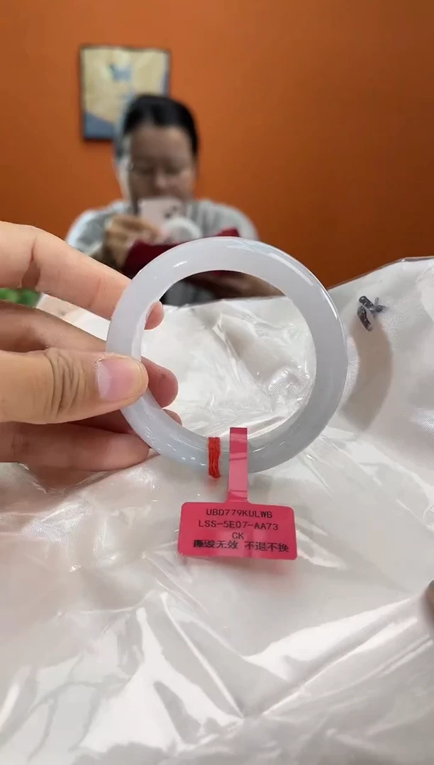 翡翠手镯未镶嵌翡翠手镯