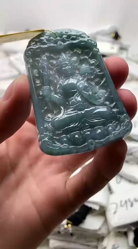 翡翠未镶嵌颈饰虚空藏