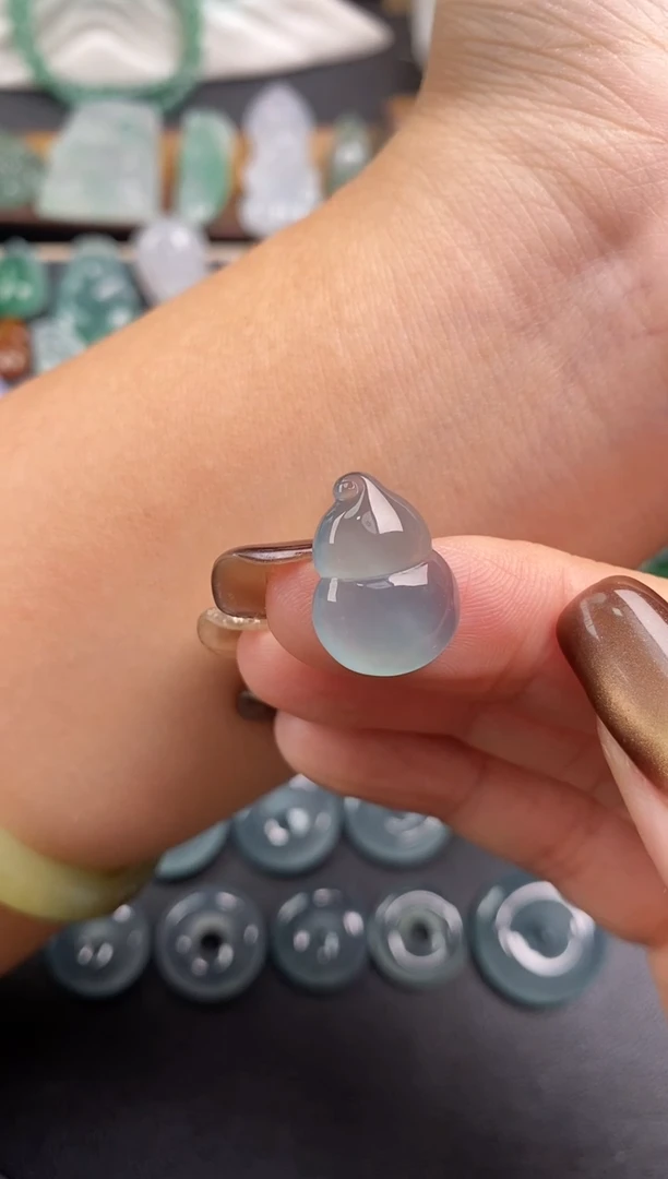 颈饰未镶嵌翡翠知***?葫芦