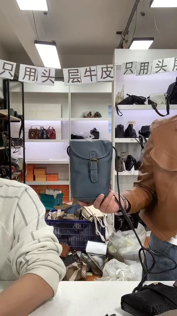 头层牛皮清货 真皮水桶手机包深蓝色