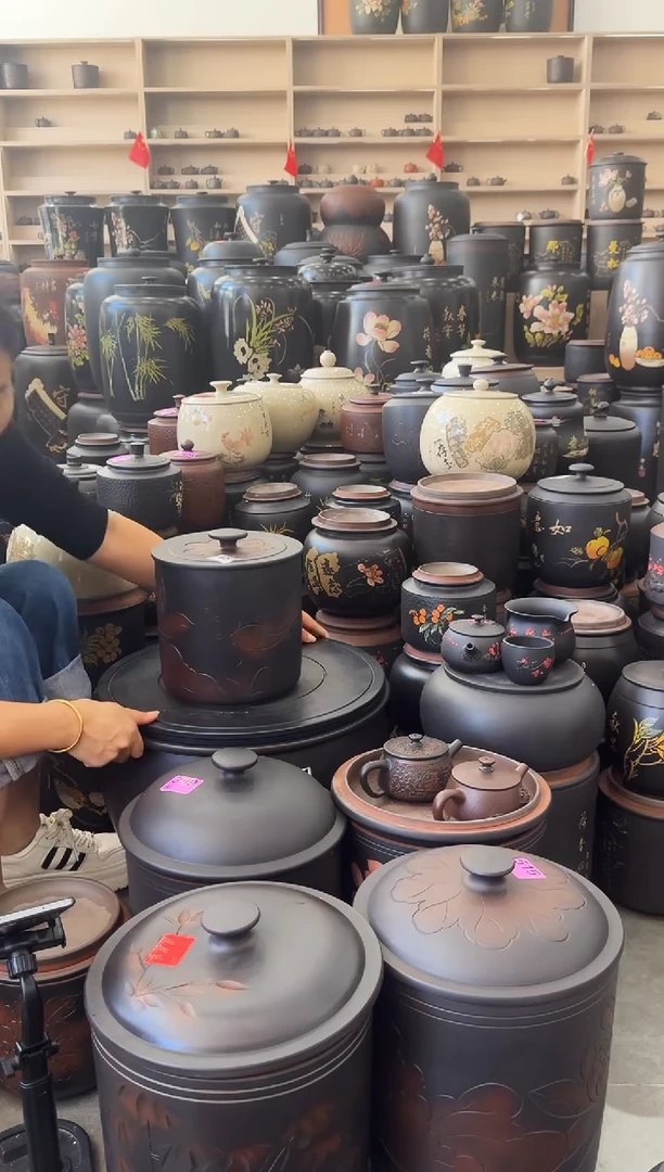 罐瑕疵茶叶罐  小八饼荷花   181