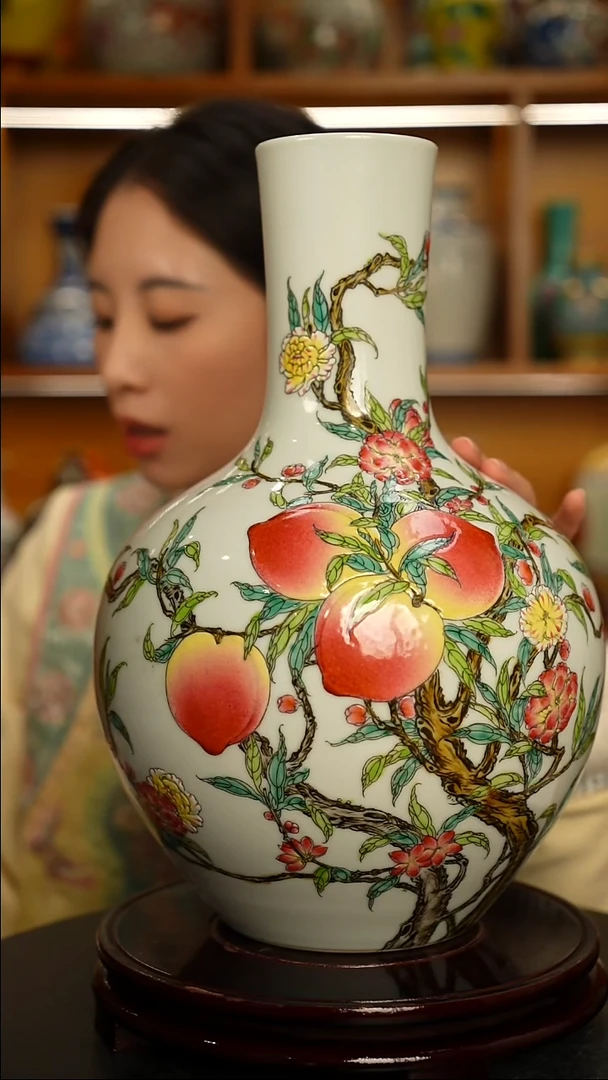 仿清瓷粉彩桃蝠纹天球瓶一只
