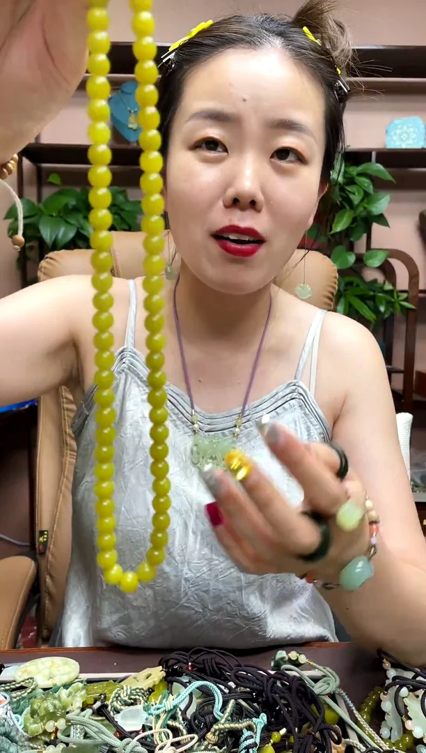 岫玉未镶嵌颈饰多样性发货发其中之一