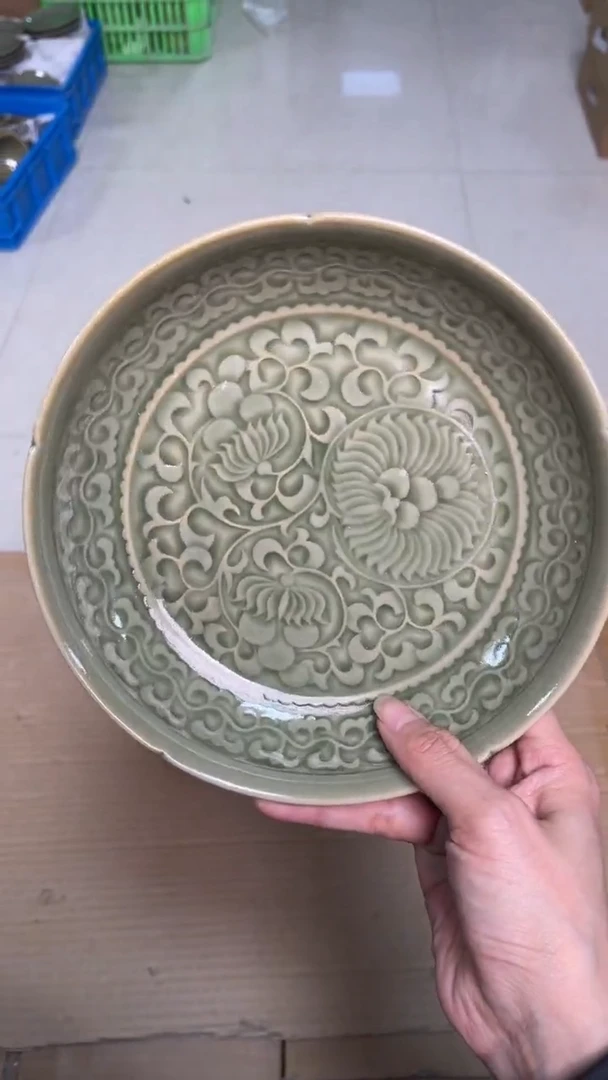 陶瓷橄榄绿葵口菊纹盘（一个）微瑕