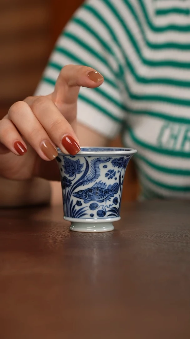 元青花鱼藻纹马蹄杯