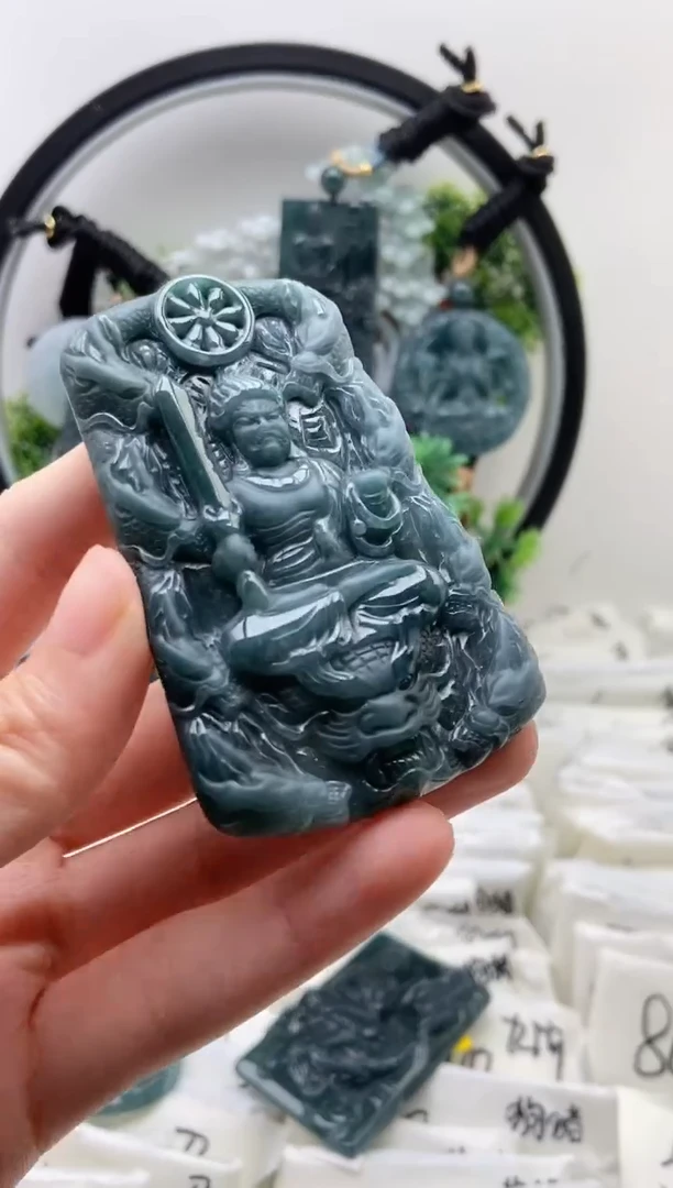 翡翠未镶嵌颈饰不动明王